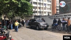 Miembros de la Asamblea Nacional liderada por Juan Guaidó denuncian el uso de la fuerza para impedirles el acceso al recinto legislativo. FOTO: Carolina Alcalde - VOA.