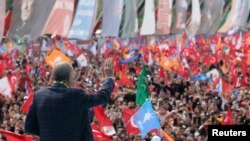 Dîmenek ji mîtînga Serokomarê Tirkîyê Recep Tayyip Erdogan li Enqerê. 