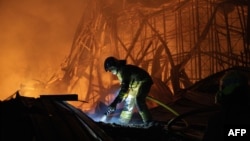 Пожежник гасить вогонь на складі після влучання російського дрона, 20 вересня 2026. Genya SAVILOV/AFP