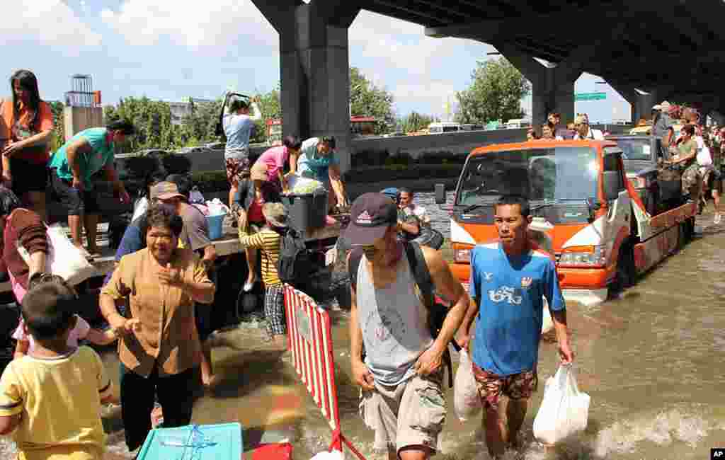 Truckloads of evacuees arrived at Don Mueang evacuation center as the waters were rising around the airport, October 25, 2011 (VOA - G. Paluch).