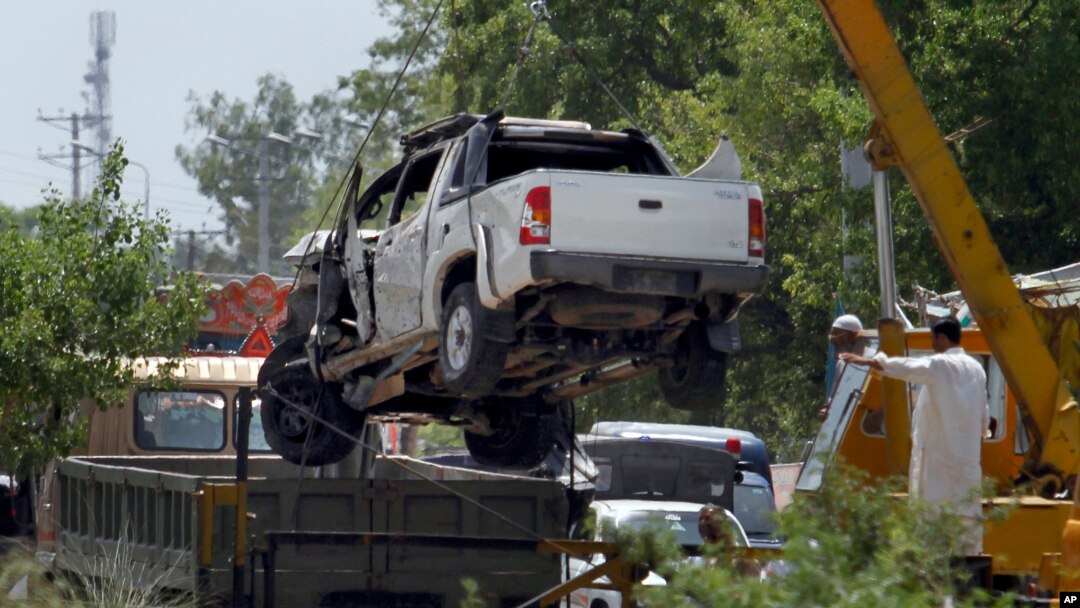Sebuah mobil yang mengangkut perwira militer dipindahkan dari lokasi bom bunuh diri di Fateh Jang, sekitar 36 kilometer sebelah barat daya Islamabad, Pakistan, Rabu (4/6). 