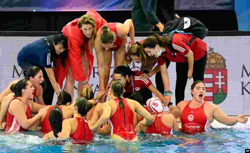شادی اعضای تیم یونانی واترپلو زنان المپیاکوس پیرئوس، پس از پیروزی در فینال مسابقات واترپلو لیگ اروپا در مجارستان