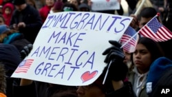 Los que apoyan las nuevas directrices del presidente Trump argumentan que los inmigrantes vienen a EE.UU. a quitarle trabajo a los ciudadanos y a los residentes legales.