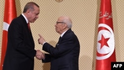 Le président turc Recep Tayyip Erdogan et son homologue tunisien Béji Caïd Essebsi, à Tunis, le 27 décembre 2017.