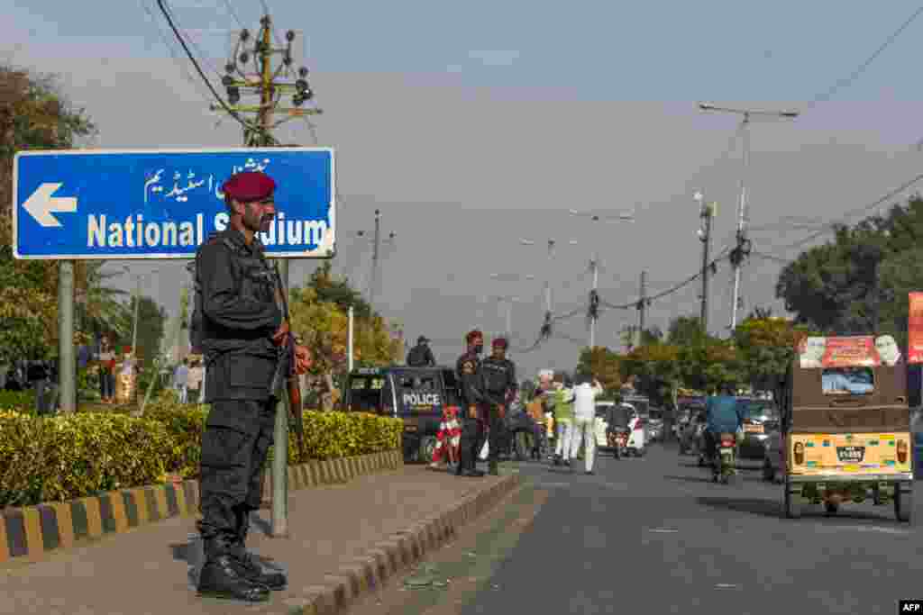 نیشنل اسٹیڈیم کے اطراف سخت سیکیورٹی کے انتظامات کیے گئے ہیں۔