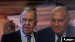 Menteri Luar Negeri Rusia Sergey Lavrov (kiri) bertemu Menlu Mesir Sameh Shoukry di Moskow, hari Selasa (31/1). 