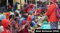 Suasana sebuah pasar di Papua. Perebakan virus corona di Papua, Senin, 13 April 2020, makin memprihatinkan seiring bertambahnya jumlah kasus dan wilayah yang terjangkit. (Foto: Alam Burhanan/VOA)