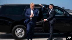 L'ancien président Donald Trump arrive à l'aéroport international de West Palm Beach en Floride, le 25 mars 2023 (AP/Evan Vucci).