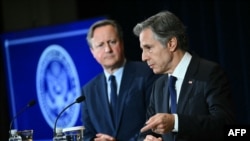 Menteri Luar Negeri AS Antony Blinken dan Menteri Luar Negeri Inggris David Cameron dalam konferensi pers bersama di Departemen Luar Negeri AS di Washington, DC, 9 April 2024. (Mandel NGAN / AFP)