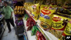 Produk makanan kemasan Maggi di rak sebuah pasar swalayan di Bangalore, India, sebelum ditarik dari peredaran.