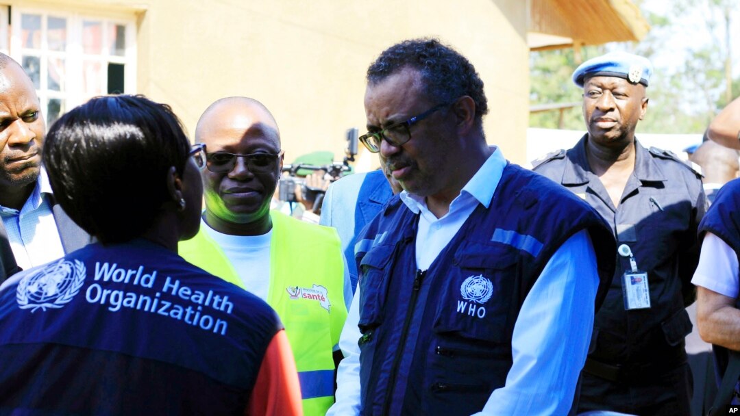 FILE - Umuyobozi mukru wa OMS Tedros Adhanom Ghebreyesus, aganira n'umutegetsi mu gisata c'amagara y'abantu muri RDC kuvyaha vyagirizwa abo arongoye. Kw'itariki 10/08/2018