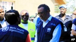 FILE - Umuyobozi mukru wa OMS Tedros Adhanom Ghebreyesus, aganira n'umutegetsi mu gisata c'amagara y'abantu muri RDC kuvyaha vyagirizwa abo arongoye. Kw'itariki 10/08/2018
