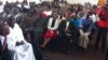 Vedzisvondo vari kuronga kupinda mumigwagwa muHarare vachiratidzira nekuwondomoka kwaita hupfumi hwenyika