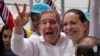 Edmundo González Urrutia, candidato presidencial opositor, hace el signo de victoria junto a la dirigente María Corina Machado durante un acto de campaña en Aragua, el 18 de mayo de 2024.