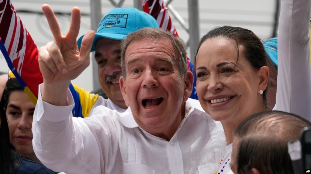 ARCHIVO - El candidato presidencial opositor Edmundo González Urrutia hace una señal de victoria durante un mitin en Aragua, junto a la dirigente María Corina Machado, el pasado 18 de mayo de 2024. Fue su primer gran acto electoral.