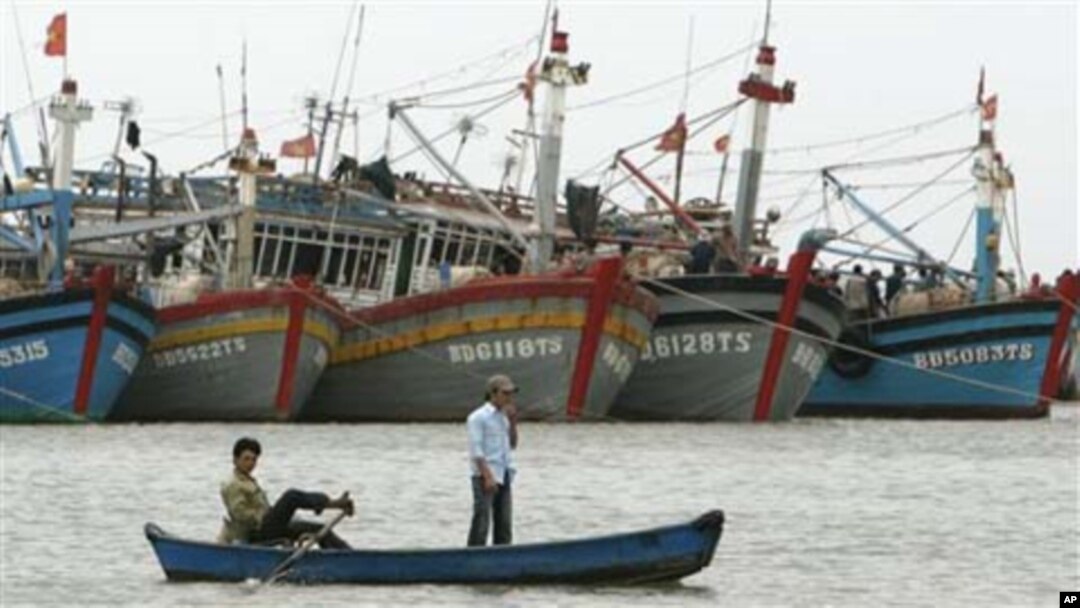 Tàu đánh cá của ngư dân Việt Nam. Indonesia gần đây đánh chìm một số tàu cá Việt vì cho là xâm phạm vùng biển của Indonesia.