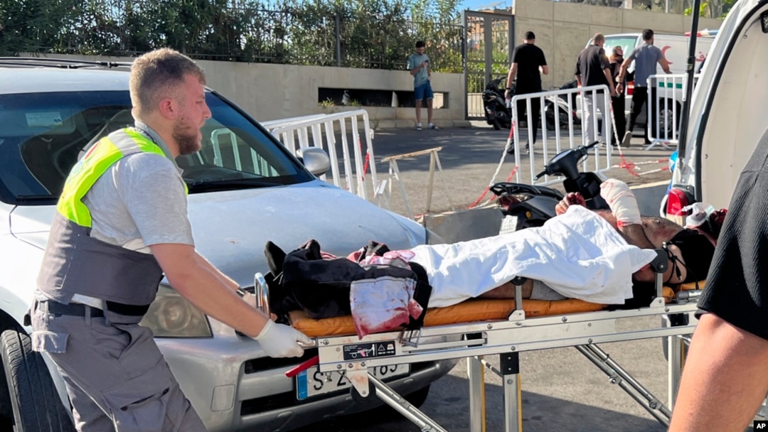 Civilna zaštita nosi ranjenog čovjeka čiji je ručni pejdžer eksplodirao u bolnici al-Zahraa u Bejrutu, Liban, 17. septembra 2024.