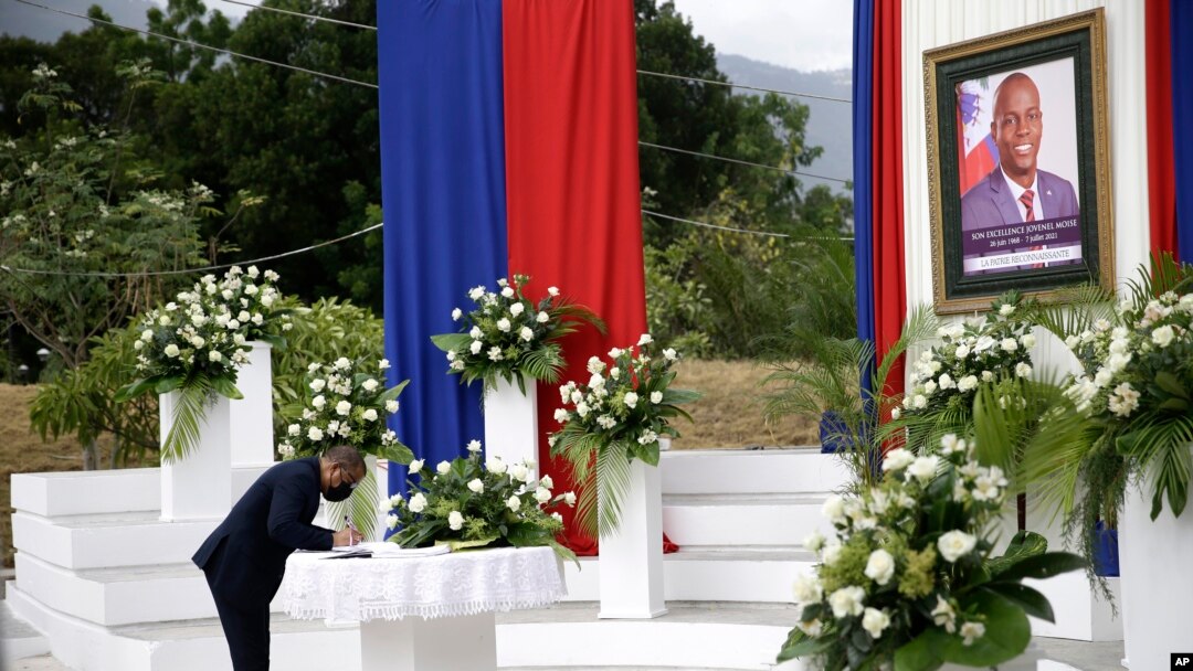 Seorang pria menandatangani buku tamu saat menghadiri pemakaman resmi mendian Presiden Haiti Jovenel Moise di National Pantheon Museum, Port-au-Prince, Haiti, Selasa, 20 Juli 2021. 