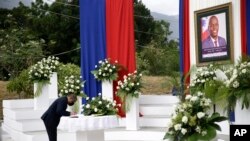 Seorang pria menandatangani buku tamu saat menghadiri pemakaman resmi mendian Presiden Haiti Jovenel Moise di National Pantheon Museum, Port-au-Prince, Haiti, Selasa, 20 Juli 2021. 