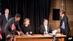Secretary of State Hillary Clinton, Prime Minister John Key, Foreign Minister McCully at the signing of the
"Wellington Declaration" in 2010.