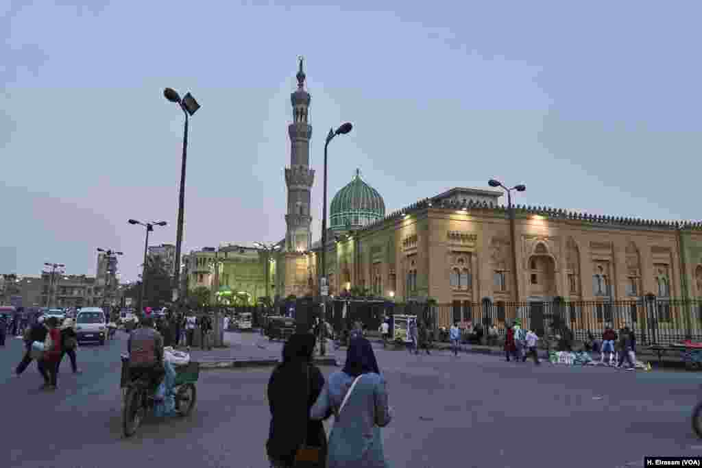 Sundown at Cairo&rsquo;s Al-Sayeeda Zainab Mosque. The run-up to Ramadan is a time when shoppers rush to get ready and gather ingredients for the nightly Iftar feast at the end of each day of fasting.