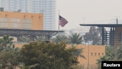 资料照片：在伊拉克首都巴格达，美国国旗在美国驻伊拉克大使馆上空飘扬。(2026年3月14日)