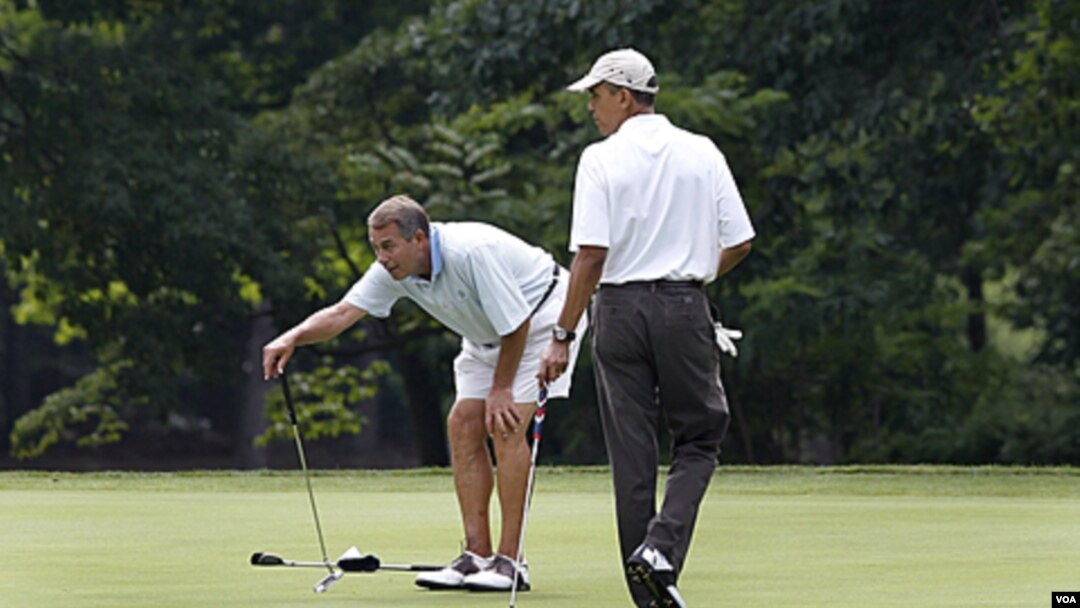 El presidente Barack Obama observa como el presidente de la Cámara Representantes, John Boehner, estudia su próximo golpe.