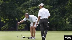 El presidente Barack Obama observa como el presidente de la Cámara Representantes, John Boehner, estudia su próximo golpe.