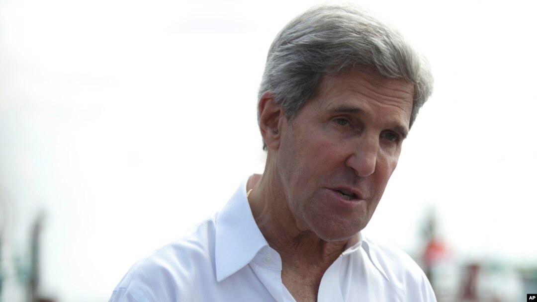 Menlu AS John Kerry memberikan keterangan kepada media terkait penggerebekan teroris di Afrika Utara oleh tentara AS, saat meninjau pabrik pengolahan tuna di Bali (6/10). 