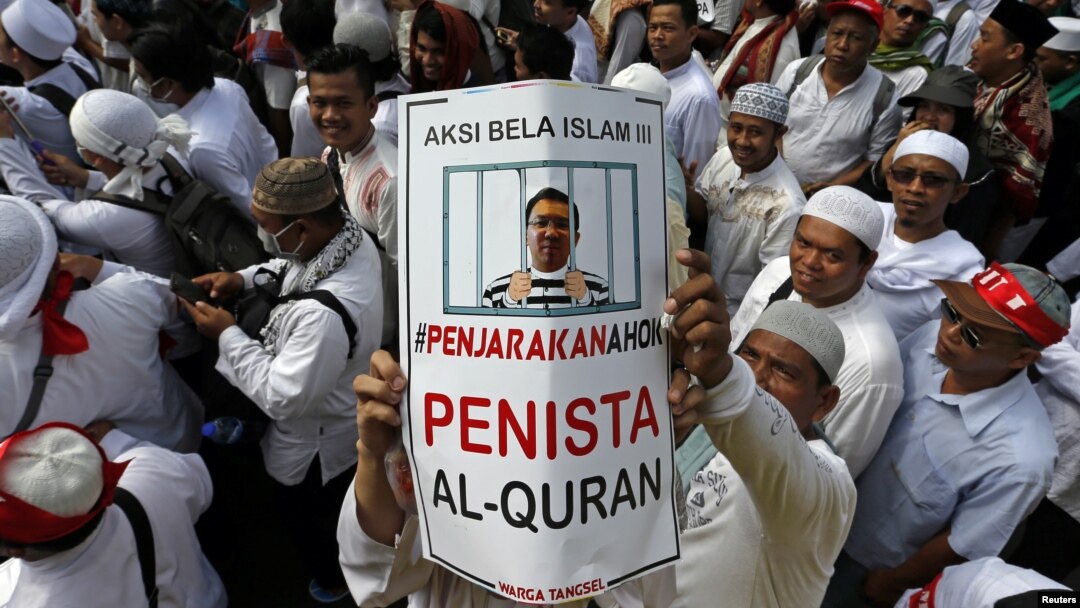 Seorang pengunjuk rasa mengacungkan poster dalam demonstrasi menuntut agar Gubernur Basuki Tjahaya Purnama atau Ahok ditangkap karena dinilai menista agama Islam, di Jakarta, 2 Desember 2016. 