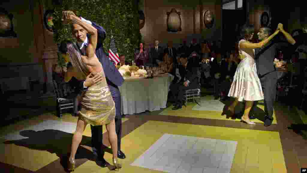 Barack Obama et sa femme Michel en plein tango sur la piste de danse avec des danseurs professionnels, Buenos Aires, 23 mars 2016