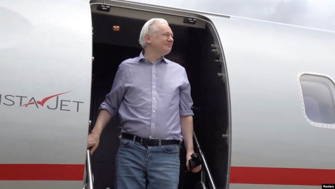 Osnivač Vikiliksa Džuliijan Asanž izlazi iz aviona u Bangkoku (Foto: Wikileaks via X/via REUTERS) 