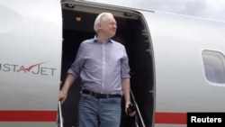 Pendiri WikiLeaks Julian Assange turun dari pesawat di Bandara Internasional Bangkok Don Mueang, Thailand, dalam tangkapan layar dari video yang dirilis ke media sosial, 25 Juni 2024. (Wikileaks via X/via REUTERS0