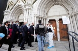 에마뉘엘 마크롱 프랑스 대통령이 30일 발생한 흉기 테러 현장인 니스 노트르담 바실리카 러시아정교회 성당을 방문했다.