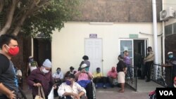 Pacientes esperan atención médica en las afueras de un hospital en Managua, Nicaragua.