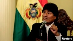 El presidente boliviano, Evo Morales, habla en una conferencia de prensa en La Paz tras su triunfo del domingo.