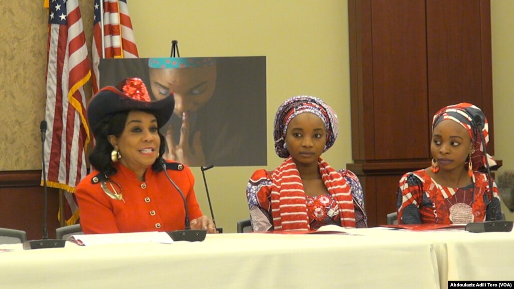 Wasu &#39;yan mata biyu da suka kubuta daga hannayen &#39;yan Boko Haram a majalisar Amurka tare da &#39;yar majalisa Frederica Wilson, Maris 7 shekarar 2018&nbsp;