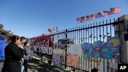 Sejumlah warga berkumpul di dekat Inland Regional Center untuk memperingati korban penembakan San Bernardino, California, Des 2, 2016. (Foto: dok).