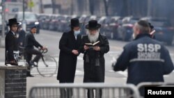 Sejumlah orang dari komunitas Yahudi Orthodox di Brooklyn, New York, 8 April 2020. 