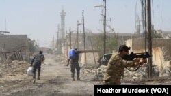 Soldats irakiens, Mossoul, Irak, le 15 juin 2017. (H.Murdock/VOA)