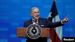 Thống đốc Texas Greg Abbott chỉ đạo tìm thêm nhân viên y tế từ bên ngoài ranh giới của bang trong khi làn sóng Delta bắt đầu áp đảo nguồn nhân lực hiện tại của Texas.
