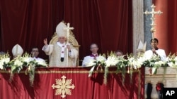 Tras la misa de Pascua, el papa pronunció su tradicional bendición "urbi et orbi" en 65 idiomas.