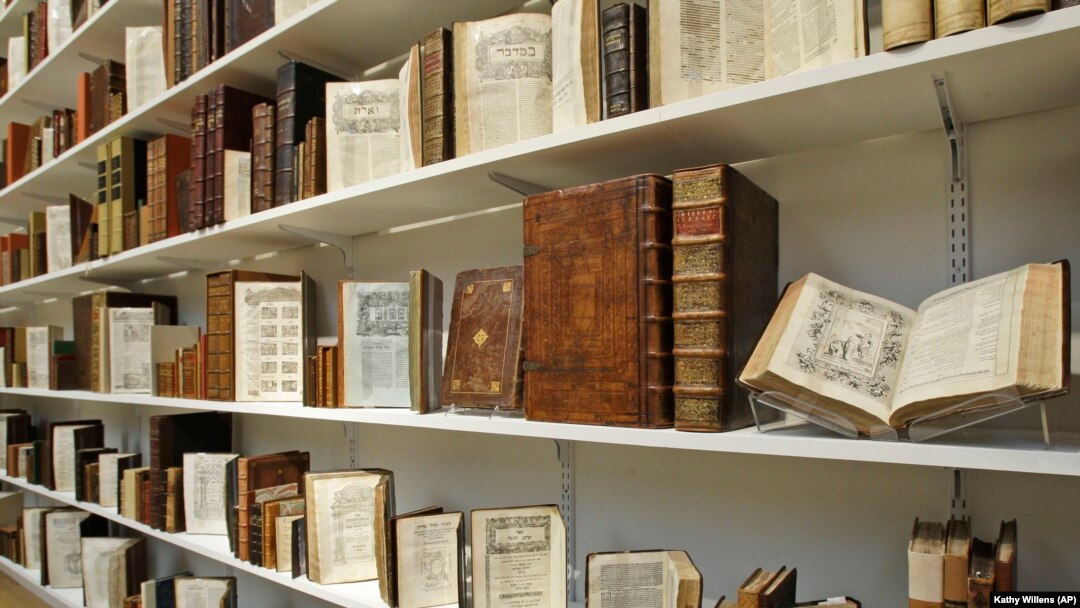 Beberapa dari 11.000 karya dalam koleksi Valmadonna Library Trust dipajang di Sotheby's di New York. Perpustakaan Nasional Israel mengatakan jumlah pengunjung ke situs berbahasa Arabnya naik lebih dari dua kali lipat pada 2021. (Foto: AP) 