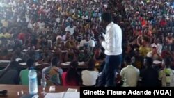 Un professeur enseigne dans une université de Cotonou, Bénin, 25 novembre 2016. VOA/Ginette Fleure Adande 