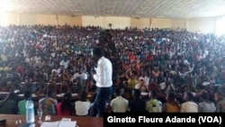 Un professeur enseigne dans une université de Cotonou, Bénin, 25 novembre 2016. VOA/Ginette Fleure Adande 