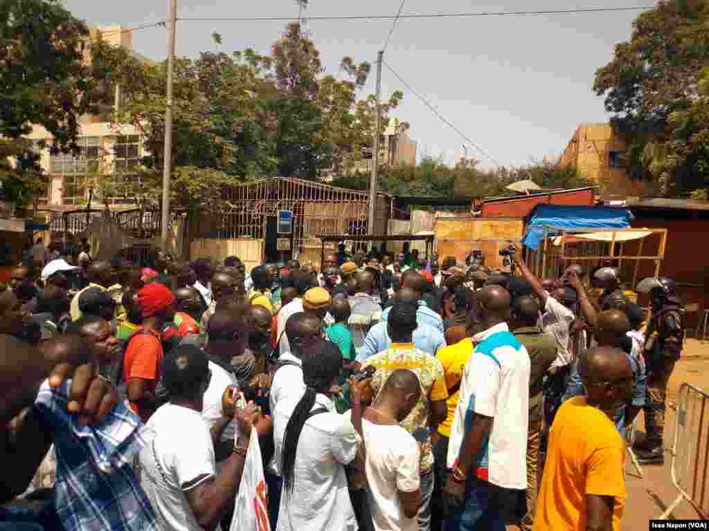 Manifestations spontanées contre la libération du général Bassolé, à Ouagadougou, le 11 octobre 2011. (VOA/Issa Napon)