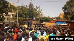 Manifestations spontanées contre la libération du général Bassolé, à Ouagadougou, le 11 octobre 2011. (VOA/Issa Napon)