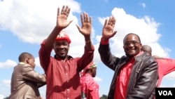 UMnu. Nelson Chamisa loMnu. Douglas Mwonzora ngesikhathi besebenza bonke kungakabunjwa amacele amanengi ebandla leMDC. (Photo: VOA)