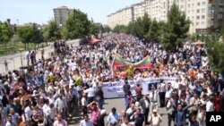 به‌ هه‌زاره‌ها که‌س له‌ شـاری دیاربه‌کر به‌شـداری له‌ ڕێـپێوانێـکدا ده‌که‌ن بۆ ڕاگرتنی شه‌ڕ و کوشـتار، شه‌ممه‌ 15 ی پـێـنجی 2010