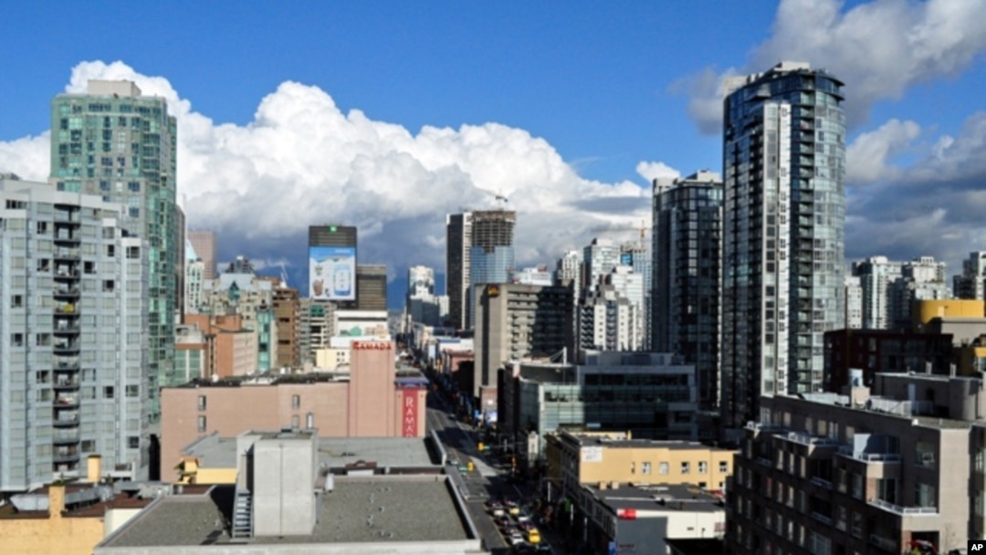A snowless and sunny Vancouver skyline.